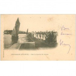 carte postale ancienne 85 LES SABLES D'OLONNE. Sur le Chemin du halage 1902 Sablaises treuillant un Bateau Sardinier