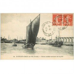 carte postale ancienne 85 SAINT GILLES CROIX DE VIE. Bateaux Sardiniers arrivant de la Pêche 1920. Pêcheurs et Sardines