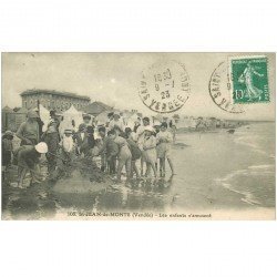 carte postale ancienne 85 SAINT JEAN DE MONTS. Les Enfants s'amusent avec le Sable 1923