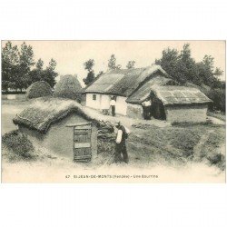 carte postale ancienne 85 SAINT JEAN DE MONTS. Une Bourrine avec Paysans