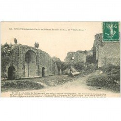 carte postale ancienne 85 TIFFAUGES. Château de Gilles de Retz dit Barbe Bleue Entrée animation