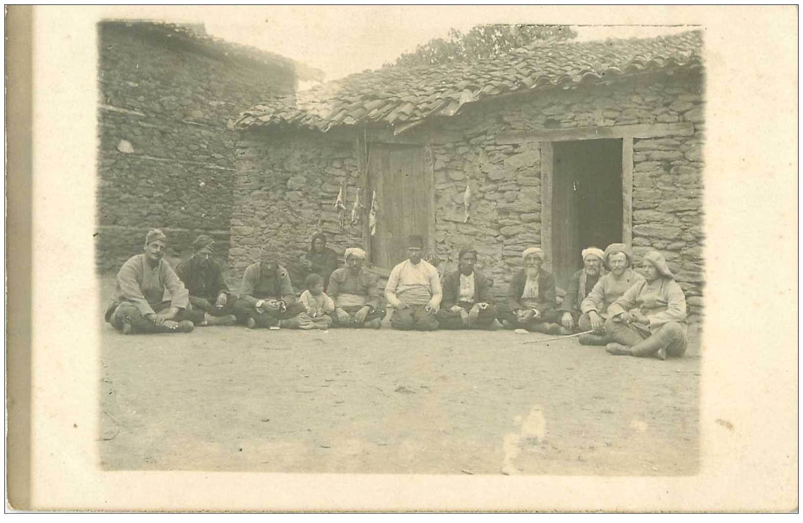 Algérie. Photo carte postale d'un groupe d'Arabe et de Militaires Français