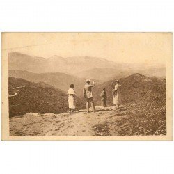 carte postale ancienne ALGERIE. Touristes devant les Montagnes Kabyles 1931