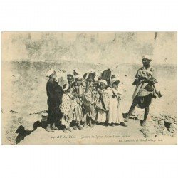 carte postale ancienne MAROC. Casablanca. Jeunes indigènes faisant une prière 1922