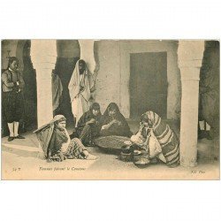 carte postale ancienne MAROC. Femmes faisant le Couscous