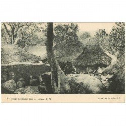 carte postale ancienne BENIN. Village dahoméen dans les rochers