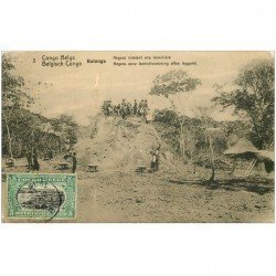 carte postale ancienne GABON. Katanga. Nègres nivelant une termitière 1918