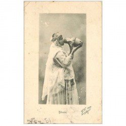 carte postale ancienne TUNISIE. Bédouine se désaltérant 1908