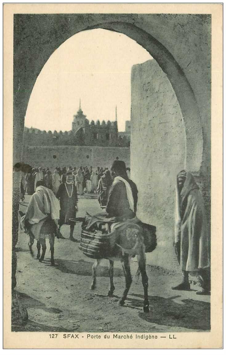 carte postale ancienne TUNISIE. Sfax. Porte du Marché indigène avec transports à dos d'ânes