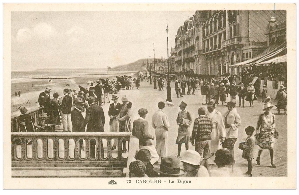 carte postale ancienne CABOURG 14. Animation Terrasse du Grand Hôtel 1916