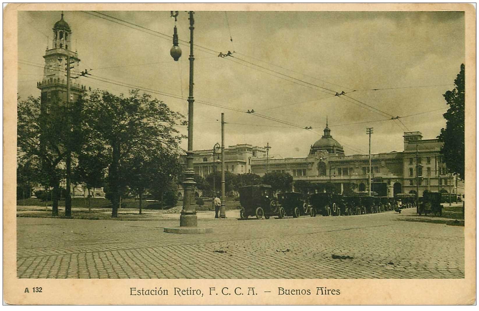 ARGENTINA. Buenos Aires. Estacion Retiro avec Taxis