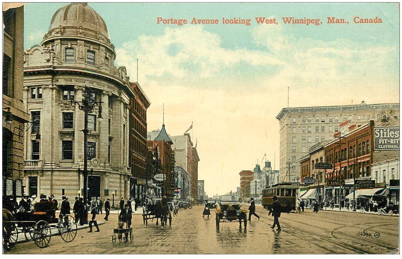 carte postale ancienne CANADA. Portage Avenue looking West Winnipeg 1913