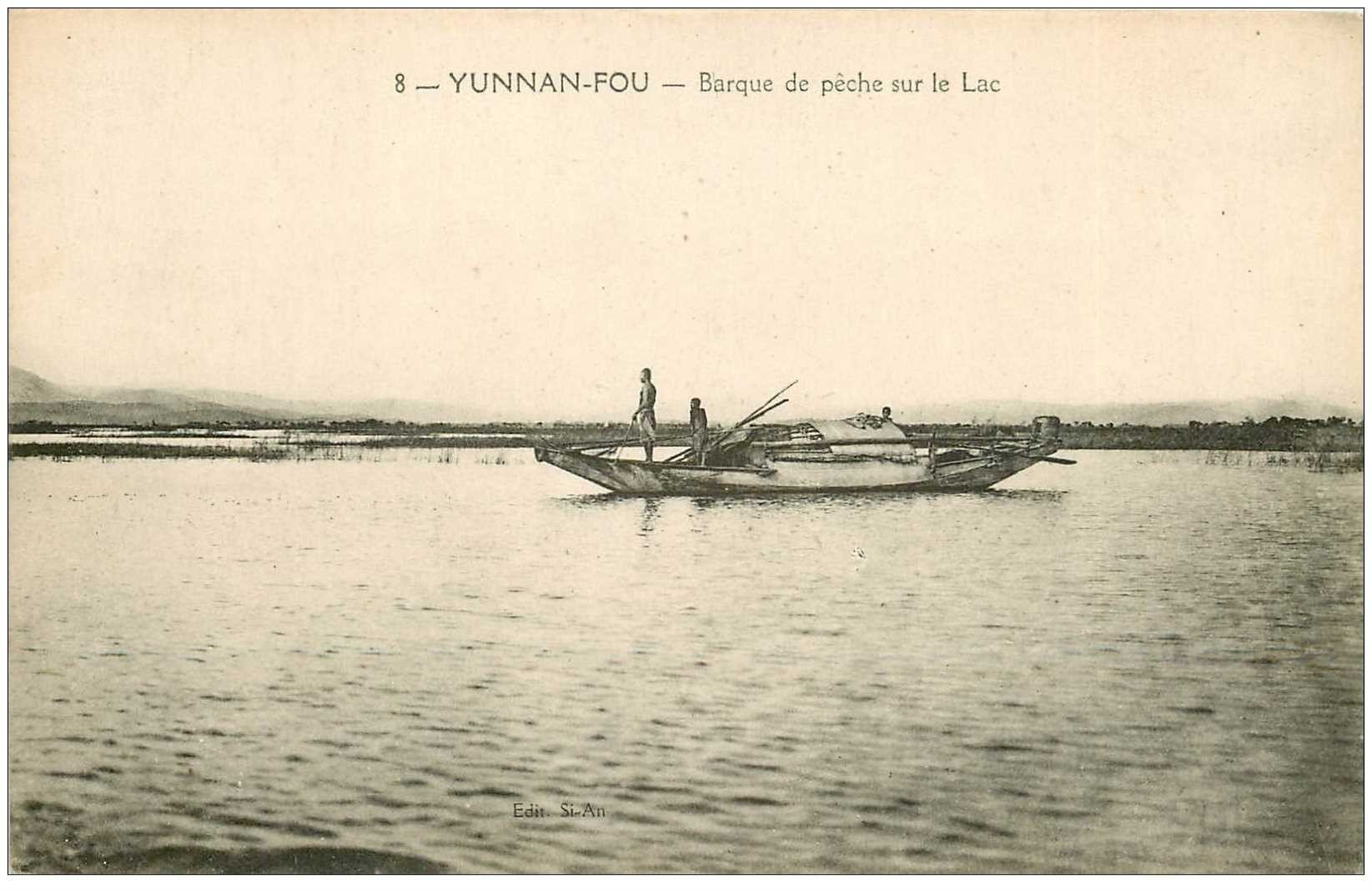 carte postale ancienne CHINE. Yunnan Fou. Barque de Pêche sur le Lac