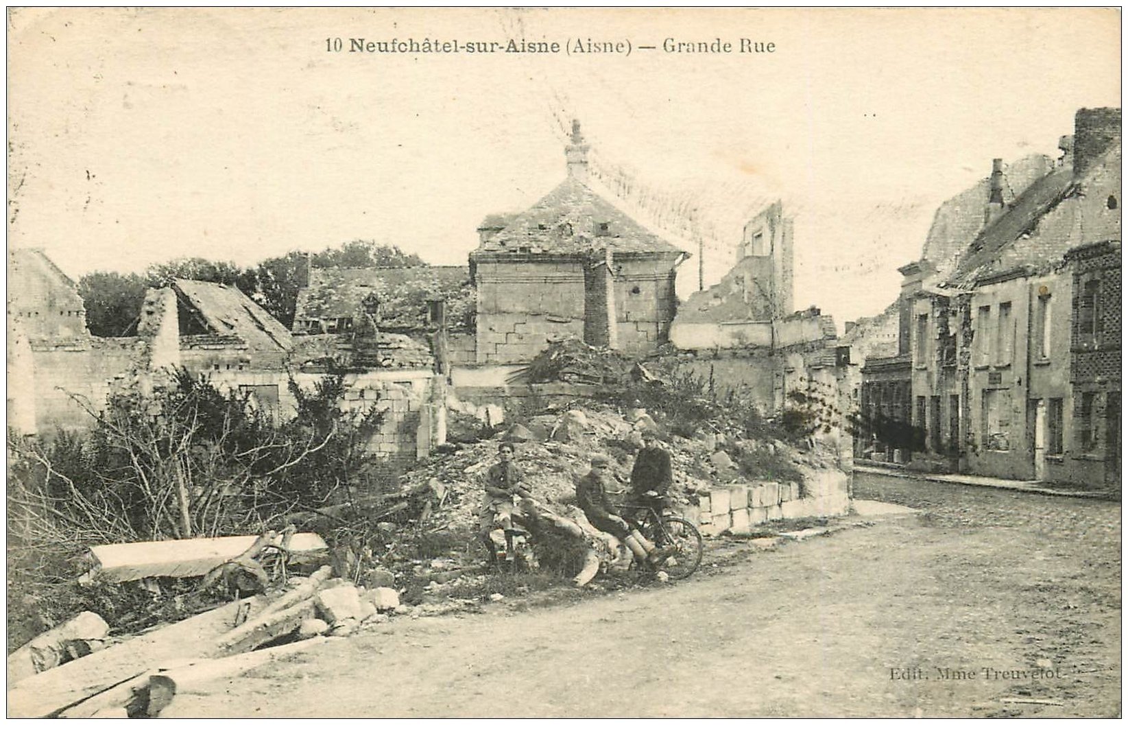 carte postale ancienne 02 NEUFCHATEL-SUR-L'AISNE. Garçons sur Grande Rue 1922
