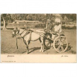 carte postale ancienne INDE. Benares. An Ekka Attelage Cheval vers 1900