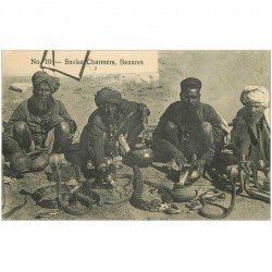 carte postale ancienne INDE. Benares. Charmeurs de Serpents. Snake Charmers