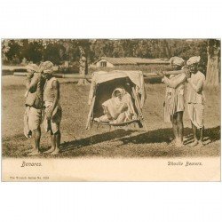 carte postale ancienne INDE. Benares. Dhoolie Bearers. Transport en chaise à Porteurs