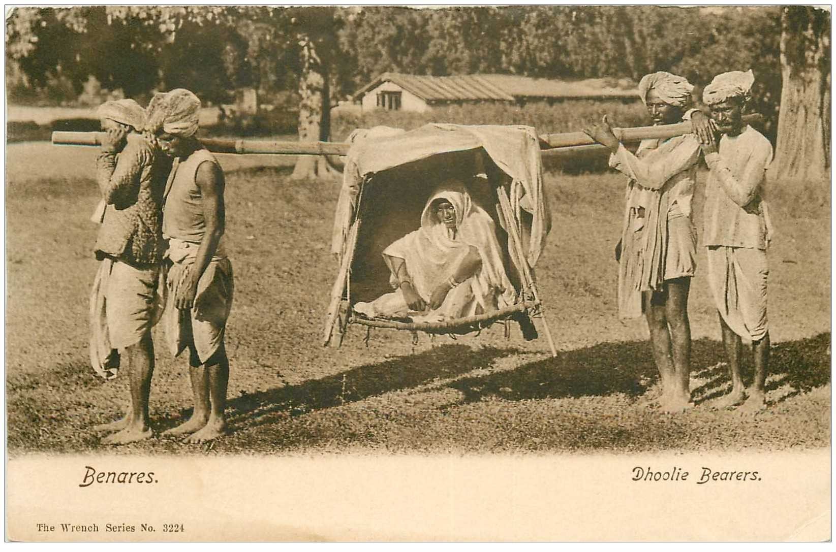 carte postale ancienne INDE. Benares. Dhoolie Bearers. Transport en chaise à Porteurs
