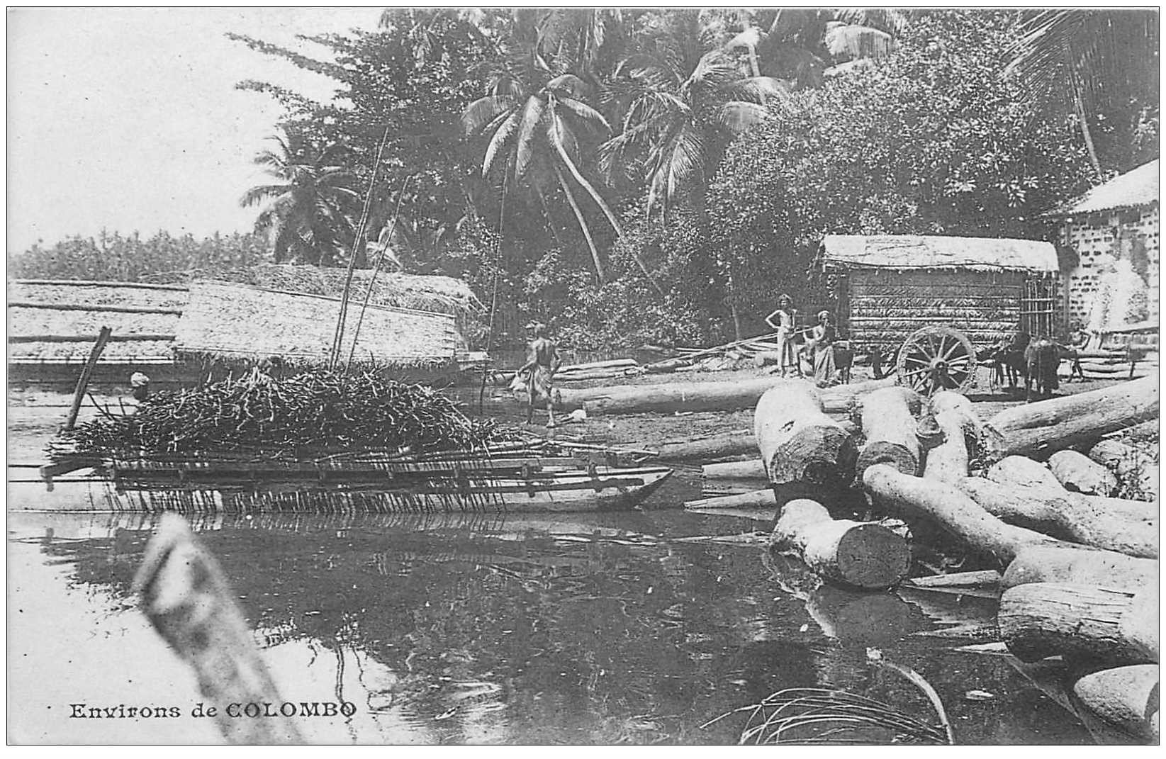 carte postale ancienne INDE. Colombo. Transport du bois sur Pirogue barque vers 1900