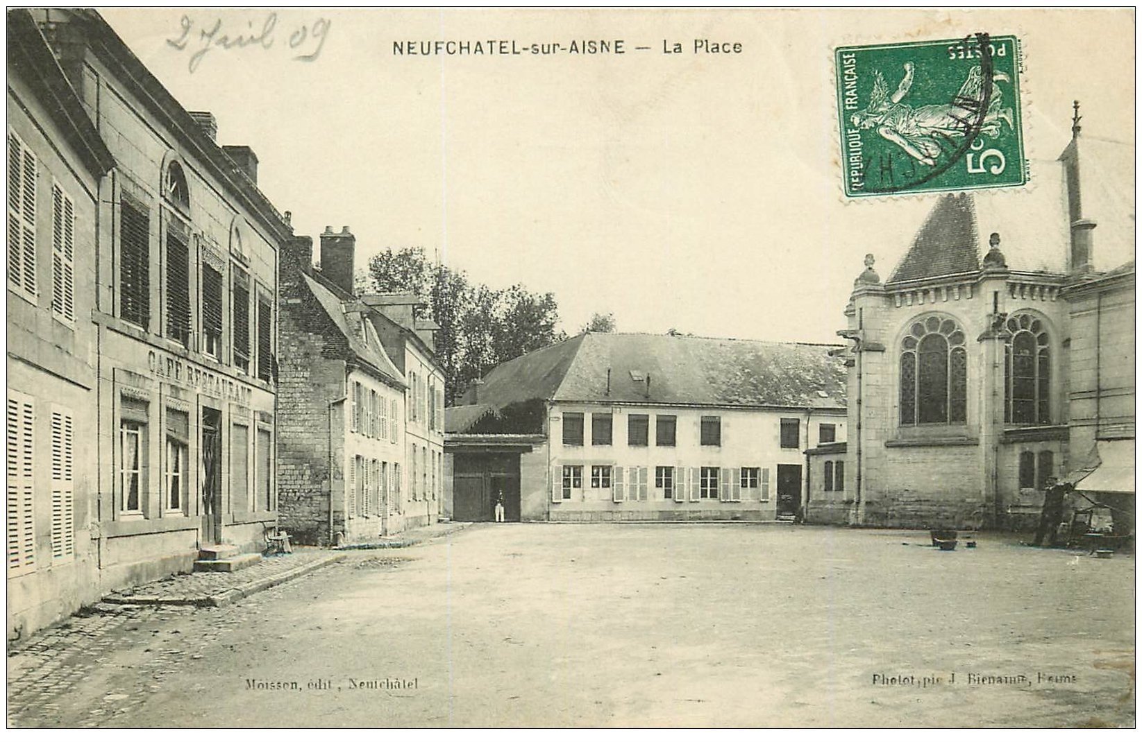 carte postale ancienne 02 NEUFCHATEL-SUR-L'AISNE. La Place 1909. Café Restaurant