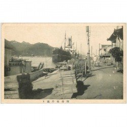 carte postale ancienne JAPAN JAPON. Paquebot et Bateaux de Pêche dans le Port