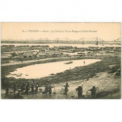 carte postale ancienne VIET NAM. Tonkin Hanoï. Porteurs d'eau sur les bords du fleuve Rouge et Pont Doumer 1924