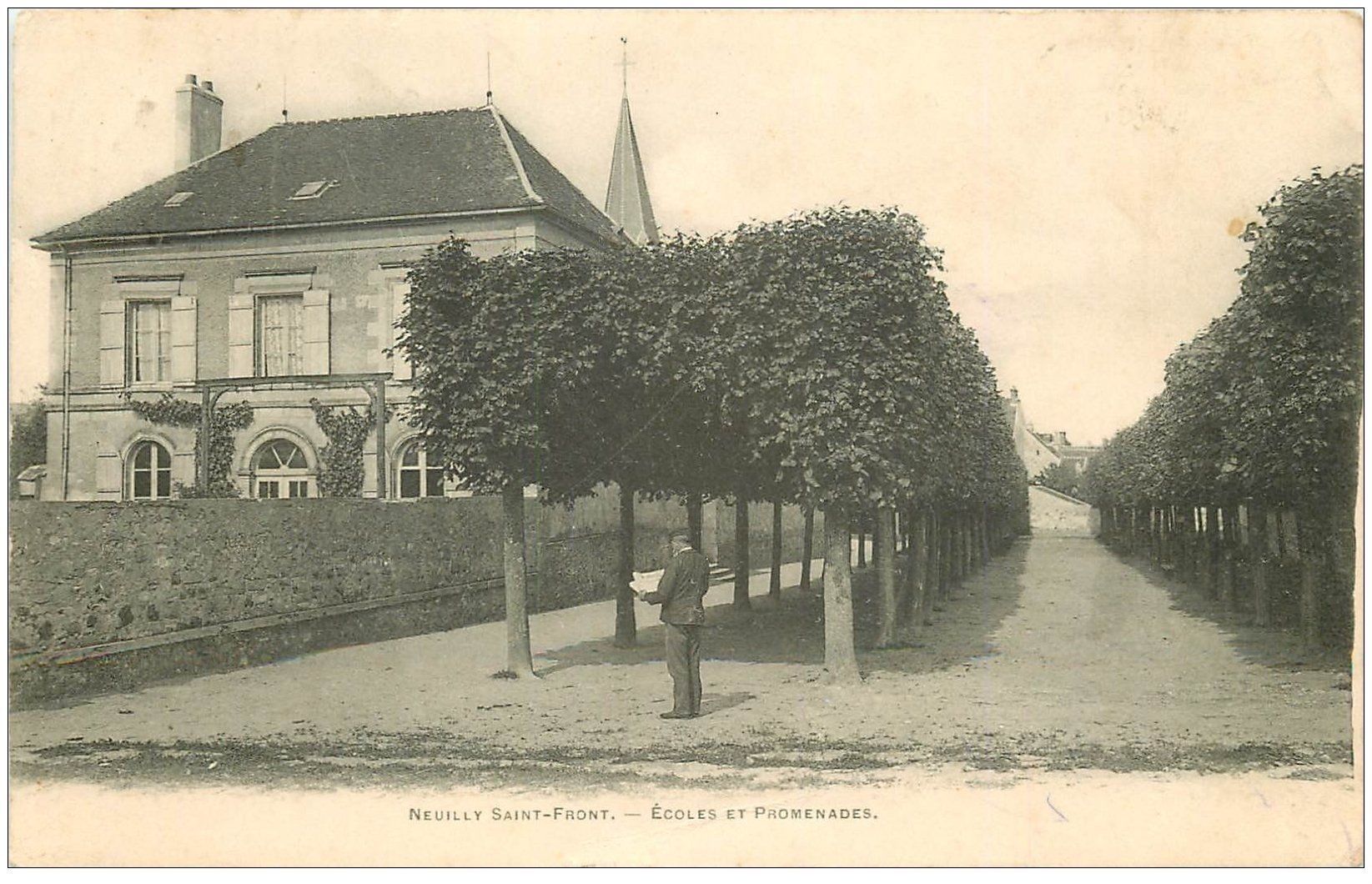 carte postale ancienne 02 NEUILLY-SAINT-FRONT. Ecoles et Promenades 1908