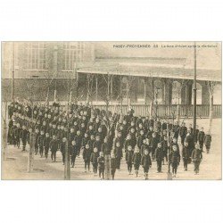 carte postale ancienne Belgique. PASSY FROYENNES. La 4° Division après la récréation. Elèves dans la Cour d'Ecole