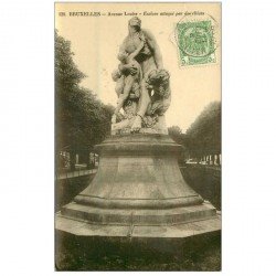 carte postale ancienne BRUXELLES. Avenue Louise Esclave attaqué par des Chiens vers 1909 carte photo émaillographie