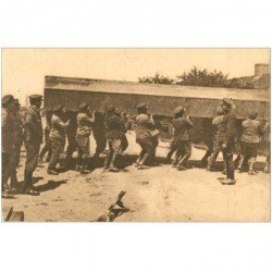 carte postale ancienne GUERRE 1914-18. Pontage transport bateau à bras d'Hommes