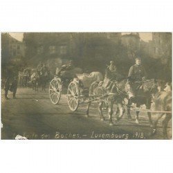 carte postale ancienne LUXEMBOURG. Carte Photo Guerre 1914-1918. Rare la fuite des Boches en attelages