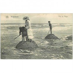 carte postale ancienne MIDDELKERKE. Pris au Piège par la Marée 1909