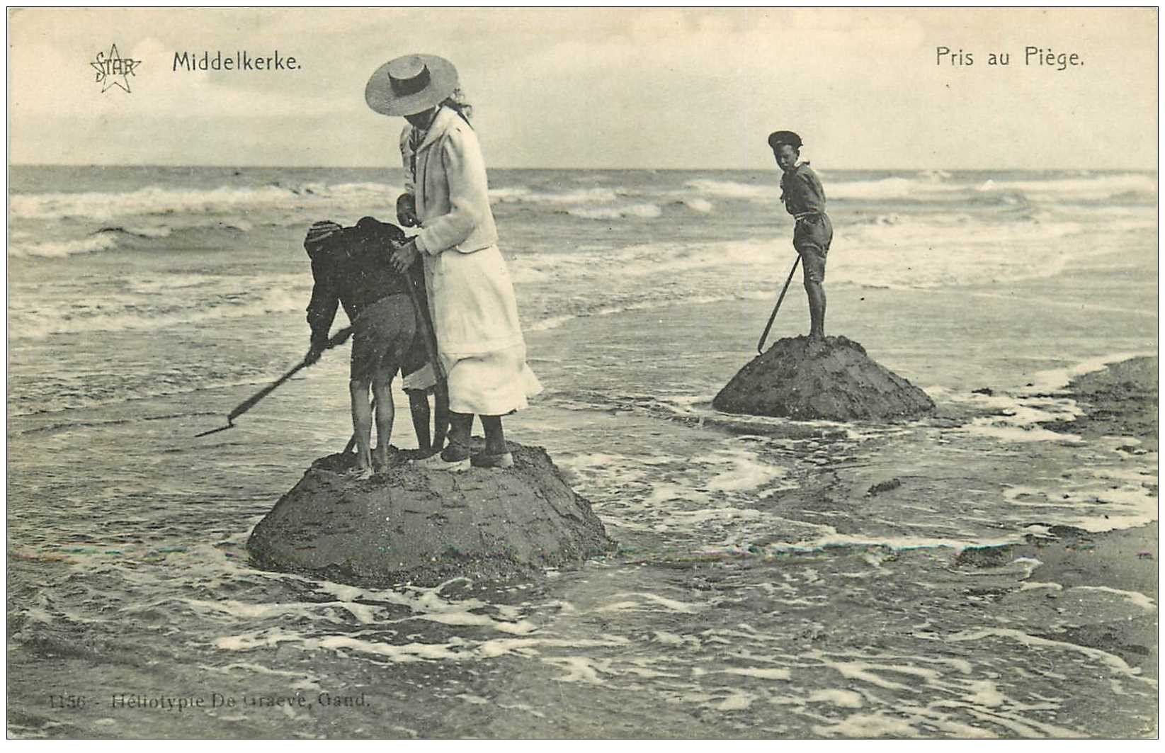 carte postale ancienne MIDDELKERKE. Pris au Piège par la Marée 1909