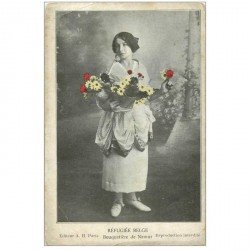 carte postale ancienne NAMUR. Une Bouquetière. Réfugiée Belge (défauts)