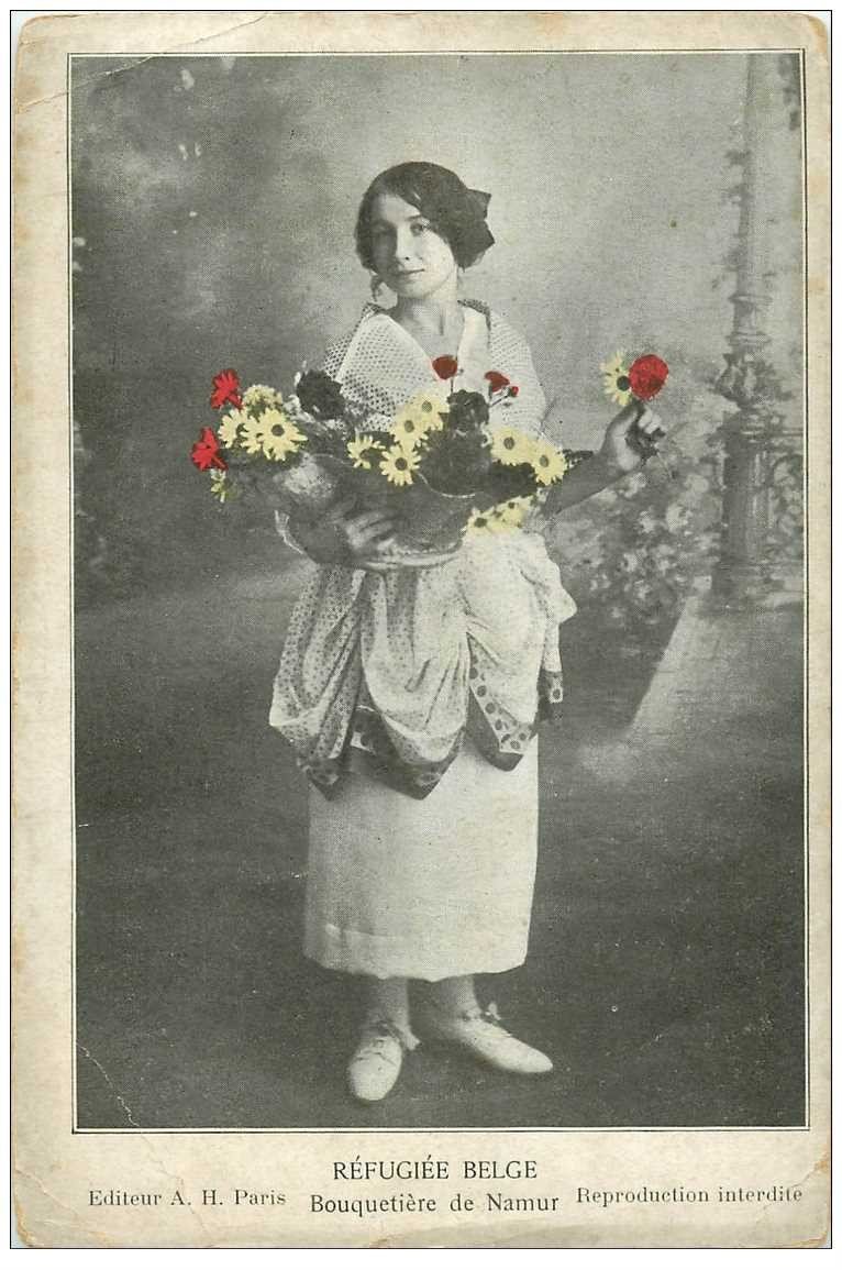 carte postale ancienne NAMUR. Une Bouquetière. Réfugiée Belge (défauts)
