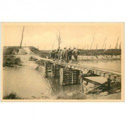 carte postale ancienne NIEUPORT REDAN. Soldats sur Passerelle