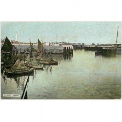 carte postale ancienne OSTENDE OOSTENDE. Bassin avec barques de Pêcheurs