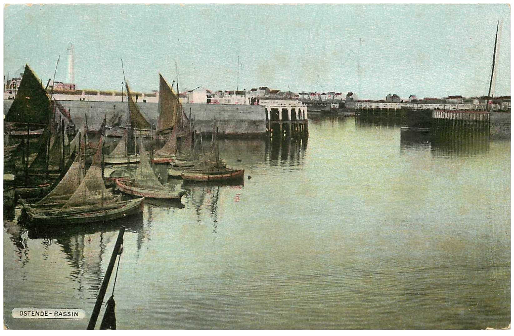 carte postale ancienne OSTENDE OOSTENDE. Bassin avec barques de Pêcheurs