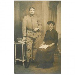 carte postale ancienne PHOTO CARTE POSTALE. Militaire et Femme lisant une revue à identifier. Photographe Bauwens de Liège