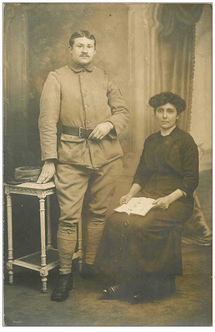 PHOTO CARTE POSTALE. Militaire et Femme lisant une revue à identifier. Photographe Bauwens de Liège
