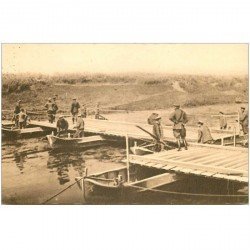 carte postale ancienne TRANCHEES. Mise en place de la travée marinière d'un Pont de bateaux. Militaires et Guerre