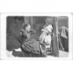 carte postale ancienne ESPAGNE. La Vieille femme et la Fillette joueuse de Flûte vers 1900