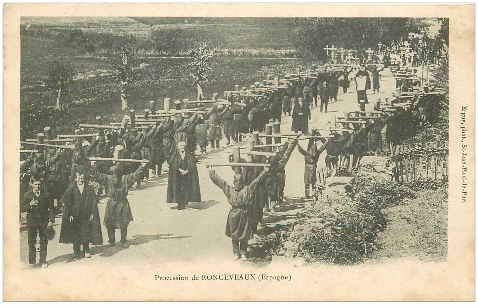 ESPAGNE. Roncevaux. La Procession de Roncesvalles. Porteurs de Croix cagoulés