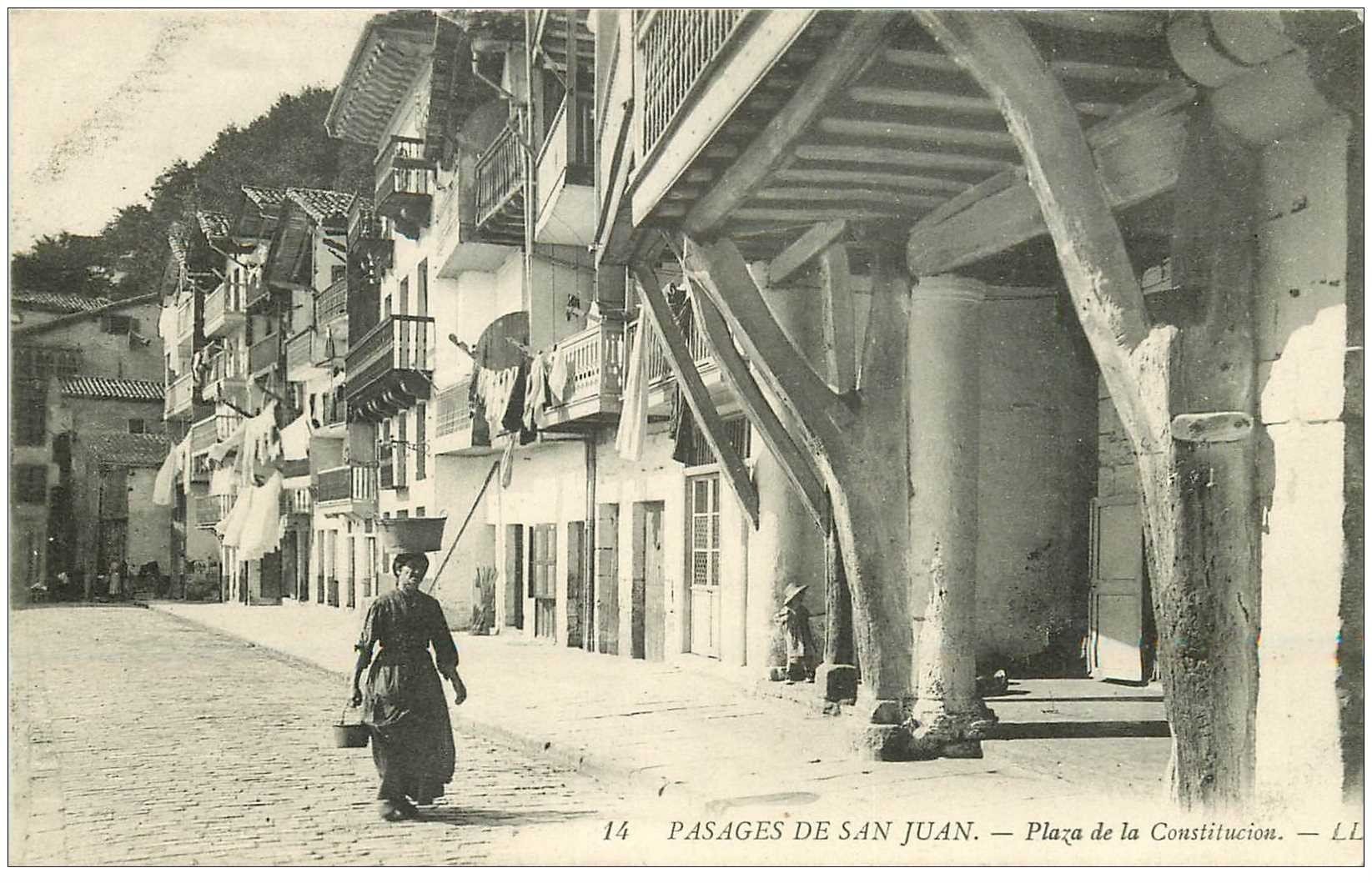 ESPAGNE. San Juan. Plaza de la Constitucion avec Porteuse d'eau sur la Tête