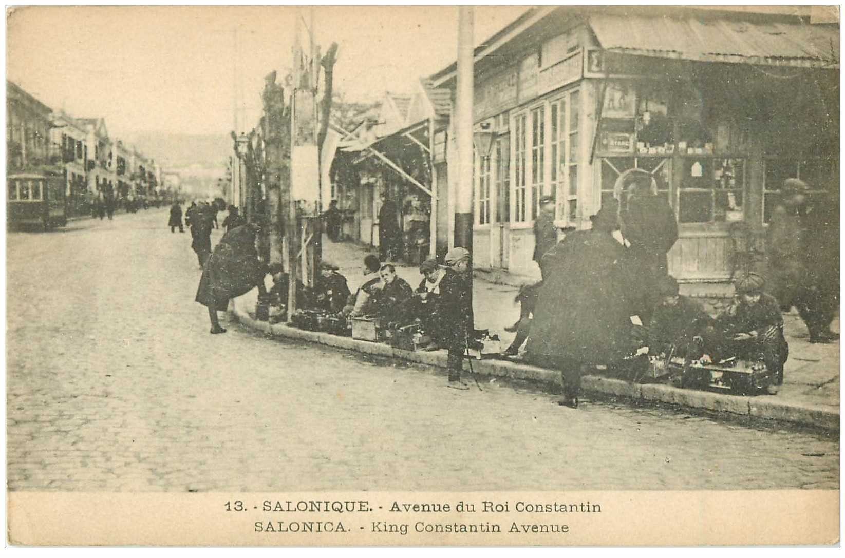 carte postale ancienne GRECE. Salonique Salonica. Avenue du Roi Constantin jeunes cireurs de chaussures 1917