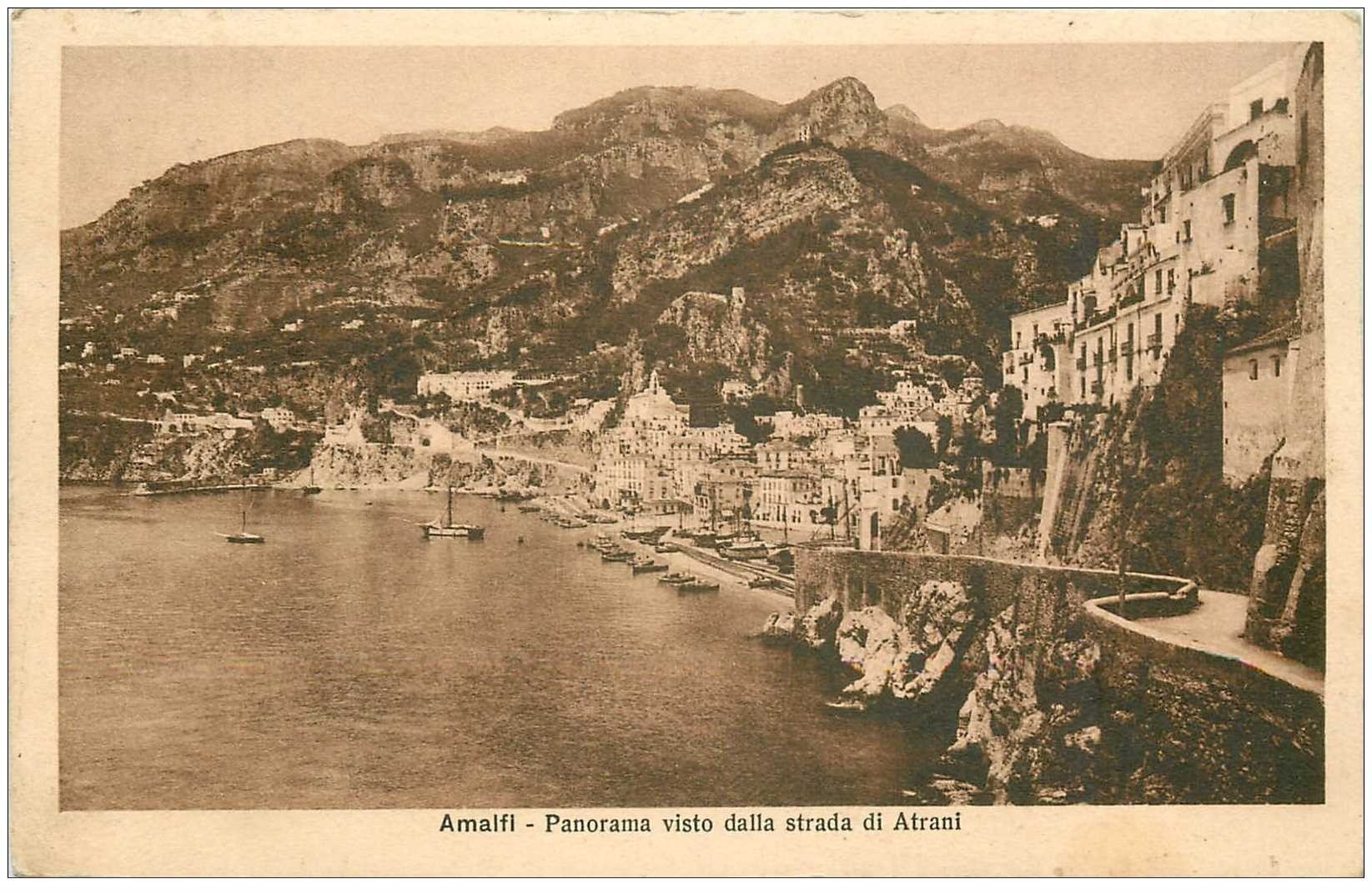 carte postale ancienne Italia. AMALFI. Strada di Atrani 1931. Timbre manquant...
