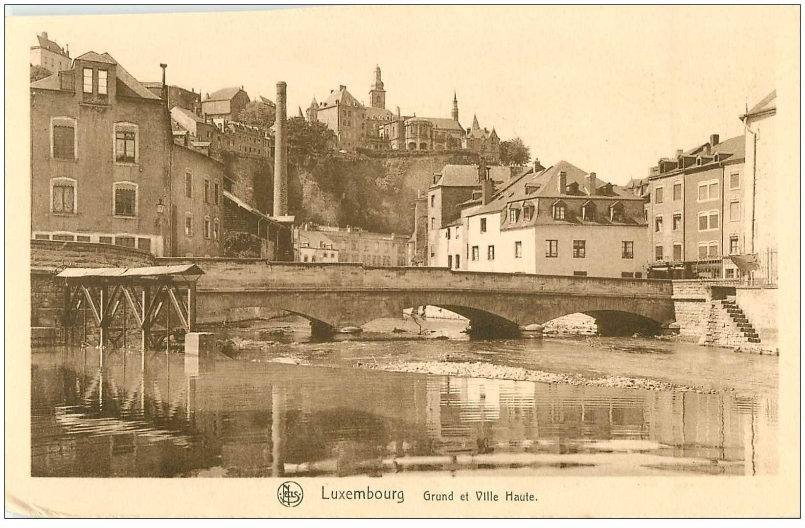 carte postale ancienne LUXEMBOURG. Ville Haute et grund. Mauvaise découpe...