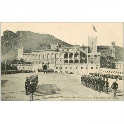 carte postale ancienne MONACO. Revue de la Garde devant Palais du Prince Jour du Fête