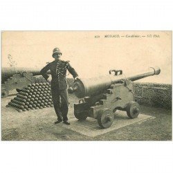 carte postale ancienne MONACO. Un Carabinier avec Canon et obus1910