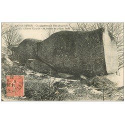 carte postale ancienne 14 SAINT-SEVER. La Pierre Coupée bloc de granit 1932